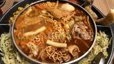 韩国火锅`白大吉`黄面汤炖韩国融合食品融入美式风格